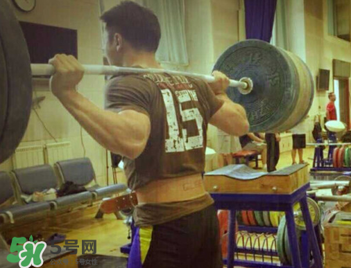 举重为什么要绑腰带,举重腰带和力量举腰带