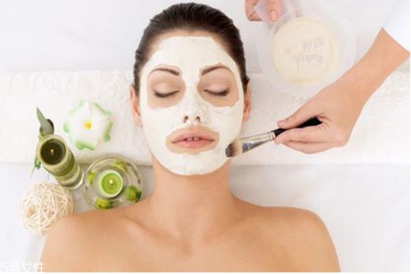 脸上长闭口粉刺可以敷面膜吗,脸上有闭口粉刺可以敷面膜吗