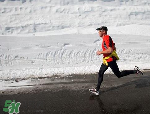 早上雾大适合跑步吗,早上雾很大可以跑步吗