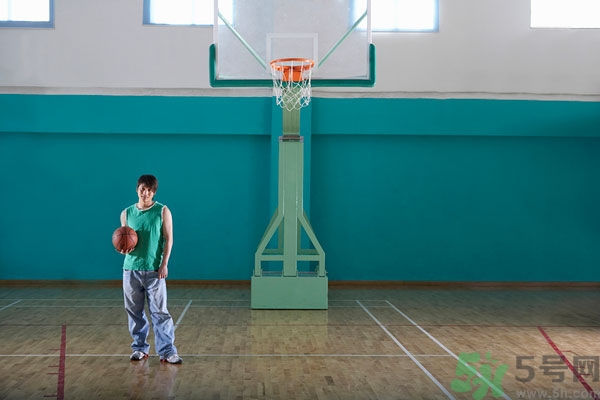 打篮球小腿抽筋快速解决办法,打篮球小腿抽筋怎么办