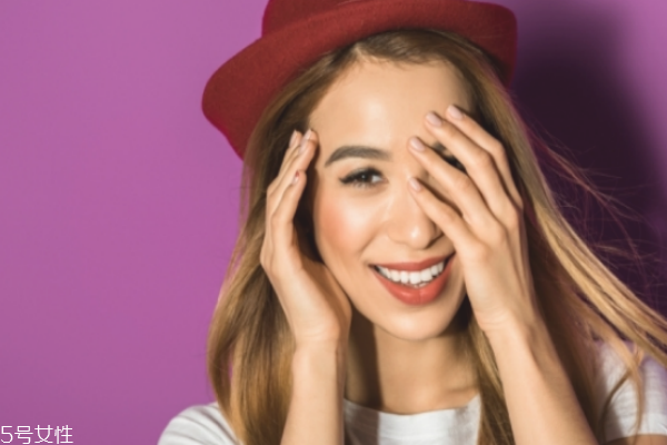 睫毛增长液的危害会加重眼周暗沉吗,睫毛增长液对睫毛有伤害吗