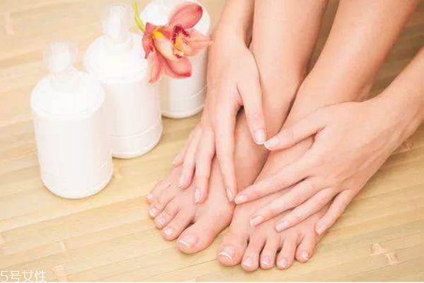 冬天腿上皮肤干燥起皮屑怎么办,冬天小腿皮肤干燥起皮怎么办