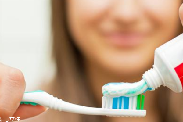 牙膏洗脸可以美白吗,牙膏洗脸可以变白吗