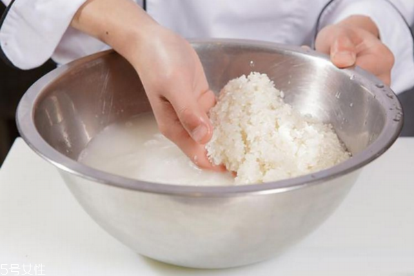 淘米水洗脸能祛痘吗,淘米水怎么洗脸最有效果