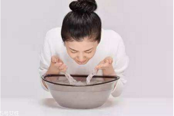 用白醋洗脸的正确步骤图,用白醋洗脸的正确步骤如下