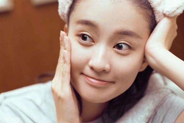 皮肤粗糙角质化缺少什么,脸部用了去角质之后粗糙了