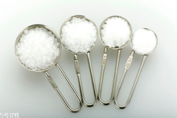 盐水洗脸放多少盐合适,用盐水洗脸放多少盐