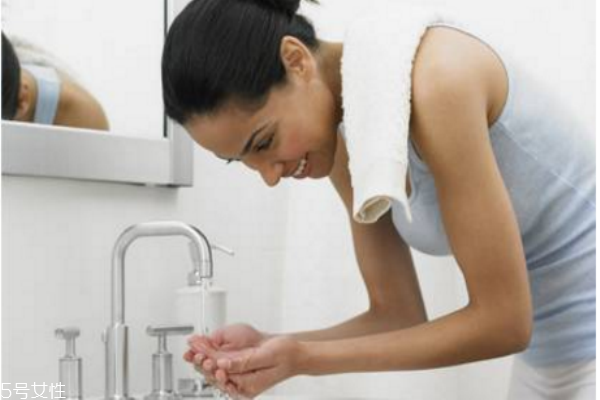 醋盐水洗脸有什么好处,盐水洗脸有什么好处和坏处 醋盐水洗脸有什么好处,盐水洗脸有什么好处和坏处