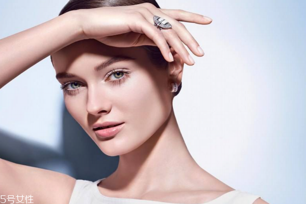 为什么用完泥膜脸痒,冬天护肤品为什么会搓泥