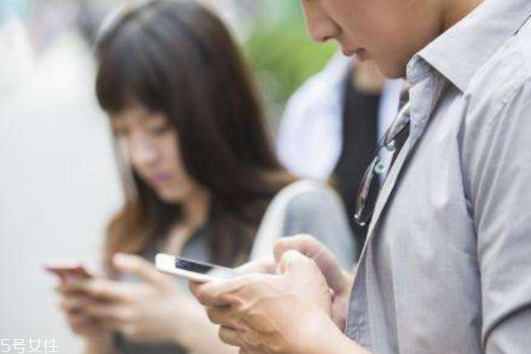 玩手机会使皮肤变差吗,玩手机皮肤会不好吗