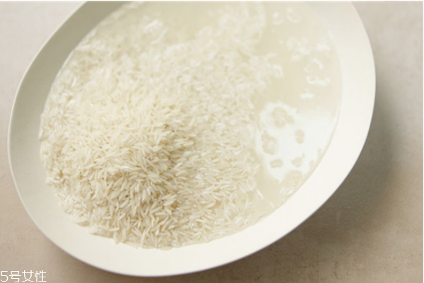 淘米水洗脸后还要用清水洗吗?,用淘米水洗脸后还要用清水洗吗