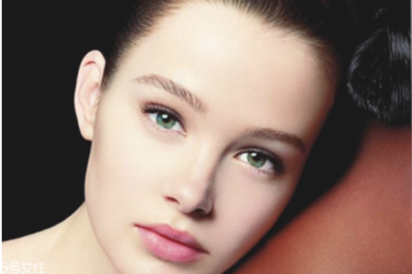 眼部皱纹黑眼圈怎么去除最有效果,黑眼圈和皱纹有什么办法可以去除