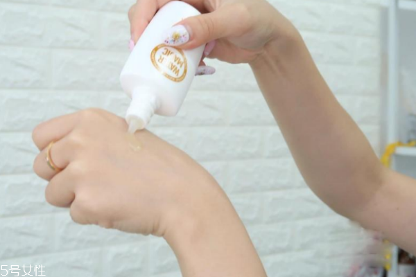 年纪轻轻有皱纹是怎么回事,年纪轻轻就有皱纹