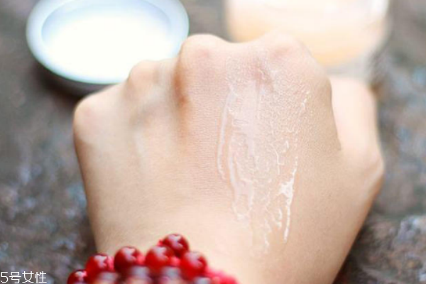 眼霜怎么用不长脂肪粒,眼霜使用不当会长脂肪粒吗