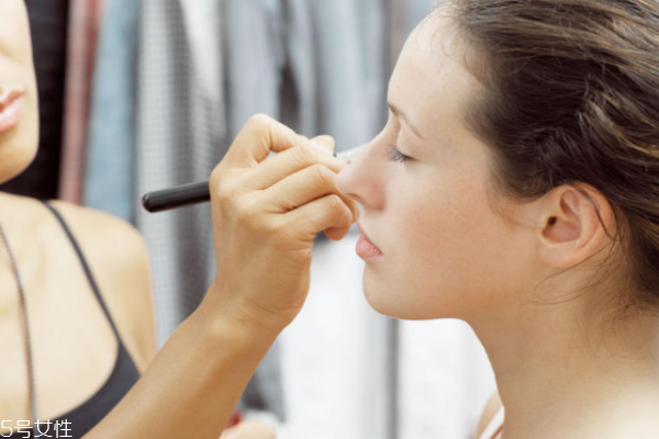敏感肌可以化妆吗,敏感肌肤能化妆吗 敏感肌可以化妆吗,敏感肌肤能化妆吗