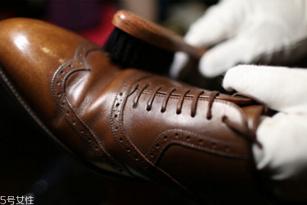 过期的乳液能擦皮鞋吗,过期的乳液可以擦脚吗