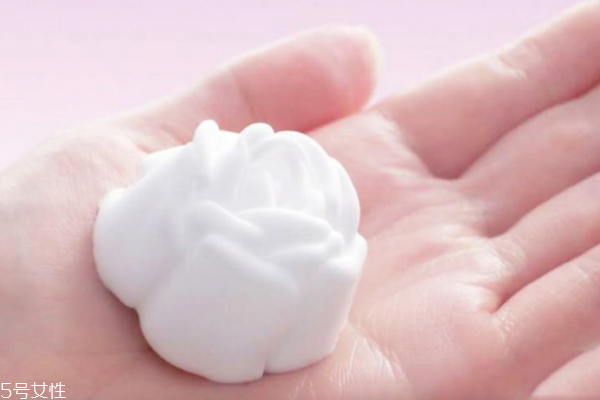 夏季用什么洗面奶好?,冬季适合用什么洗面奶 夏季用什么洗面奶好?,冬季适合用什么洗面奶