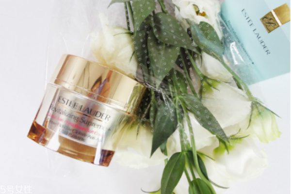 雅诗兰黛晚霜哪个好用,雅诗兰黛晚霜哪个好用紫色和蓝色