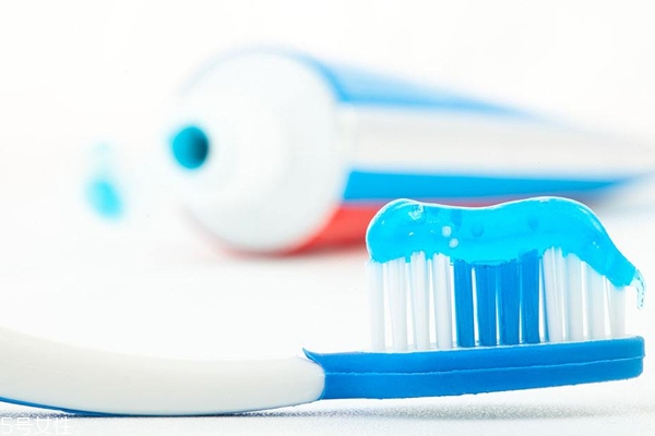 儿童含氟牙膏好吗,四岁儿童可以用含氟牙膏吗 儿童含氟牙膏好吗,四岁儿童可以用含氟牙膏吗