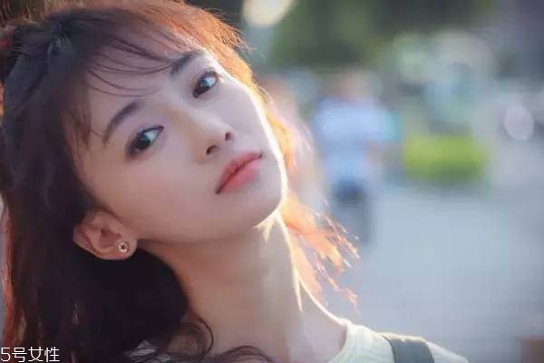 冬季皮肤超级干怎么补水,秋季面部皮肤干燥如何补水