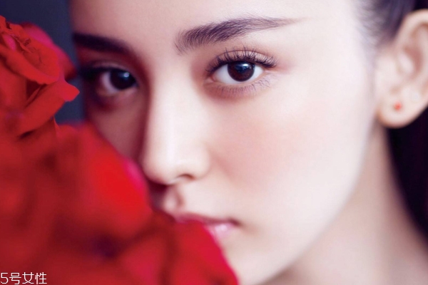 干皮能用含酒精的护肤品吗,含有酒精成分的护肤品会使皮肤更干吗 干皮能用含酒精的护肤品吗,含有酒精成分的护肤品会使皮肤更干吗