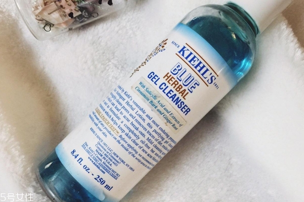 洁面啫喱和洗面奶区别,洁面啫喱和洗面奶哪个更清洁力更强