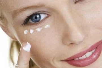 为什么去角质要避开眼周,眼周可以用去角质吗