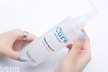 适合干性皮肤去角质的产品,皮肤干燥过敏可以用去角质的吗