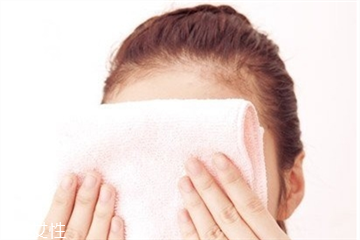 用热毛巾敷眼睛能去黑眼圈吗,用热毛巾敷眼睛可以去黑眼圈吗?