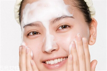 鼻子毛孔粗大怎么办怎么收缩毛孔,鼻子上黑头多,毛孔大怎么办