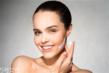 皮肤缺水表现有哪些,皮肤干燥严重缺水怎么办