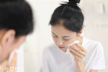 一次性洗脸巾和毛巾到底哪个干净,洗脸巾好还是毛巾好 一次性洗脸巾和毛巾到底哪个干净,洗脸巾好还是毛巾好