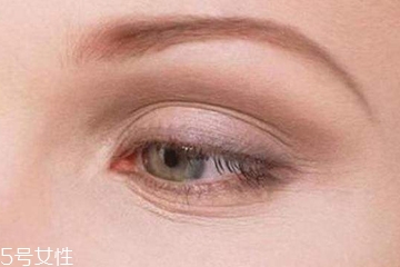 眼角长皱纹是什么原因?,眼角细纹多是什么原因 眼角长皱纹是什么原因?,眼角细纹多是什么原因