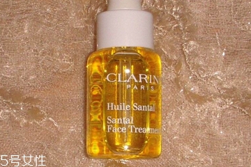 油性皮肤适合用精华吗,油性皮肤适合用精油护肤吗