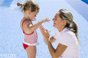 孩子晒黑了怎么恢复,宝宝晒黑了要怎么恢复