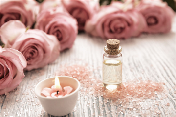 玫瑰精油能滴肚脐吗,玫瑰精油可以直接滴在肚脐里面吗 玫瑰精油能滴肚脐吗,玫瑰精油可以直接滴在肚脐里面吗