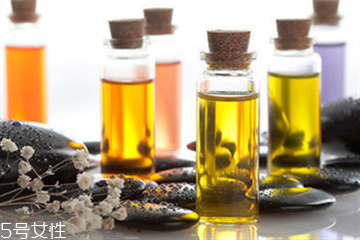 长痘痘可以用精油吗?,长痘痘的地方涂精油会怎么样 长痘痘可以用精油吗?,长痘痘的地方涂精油会怎么样