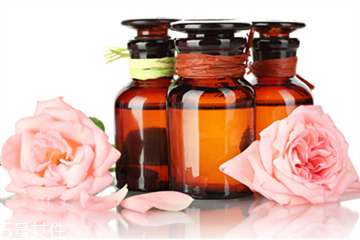 涂了精油需要清洗吗,精油抹脸需要洗掉吗 涂了精油需要清洗吗,精油抹脸需要洗掉吗