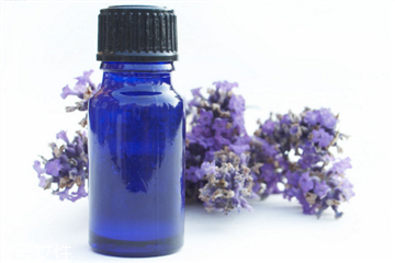 熏衣草精油可以直接涂在脸上吗,沉香精油可以直接涂在脸上吗