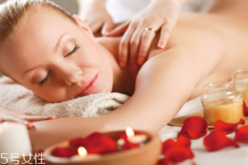 精油白天用好还是晚上用好,精油早上用还是晚上用