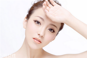 抬头纹是怎么形成的怎么避免,15岁抬头纹是怎么形成的