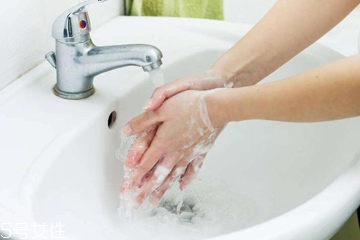 手比脸白很多是什么原因,手比脸白是什么原因 手比脸白很多是什么原因,手比脸白是什么原因