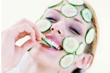 黄瓜敷脸能补水吗?,黄瓜片敷脸真的可以补水吗 黄瓜敷脸能补水吗?,黄瓜片敷脸真的可以补水吗