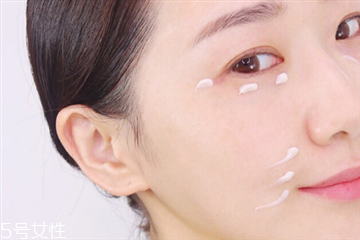 眼霜和眼部精华一样吗?,眼部精华和眼霜有什么不一样 眼霜和眼部精华一样吗?,眼部精华和眼霜有什么不一样