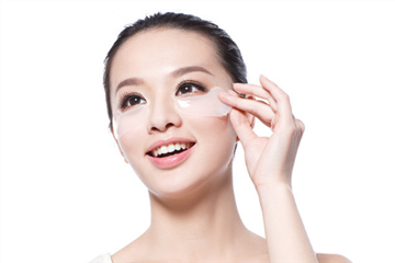 敷眼膜后需要擦眼霜吗,贴眼膜前要涂眼霜吗