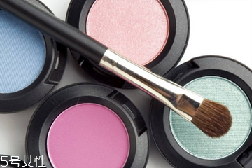 如何查化妆品的保质期,化妆品开封后保质期多久怎么看 如何查化妆品的保质期,化妆品开封后保质期多久怎么看