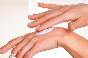 护手霜能抹头发吗,护手霜涂在头发上会怎么样 护手霜能抹头发吗,护手霜涂在头发上会怎么样