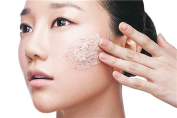 皮肤其实是吸收不了爽肤水的,爽肤水用不完怎么办