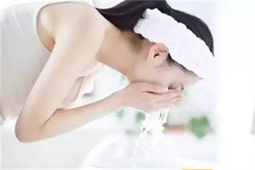 如何正确使用洗面奶洗脸,用什么洗脸可以快速美白皮肤