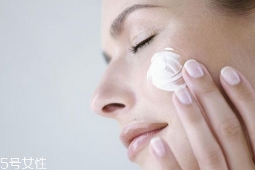 油皮可以不用乳液吗,油皮可以只用水不用乳液吗